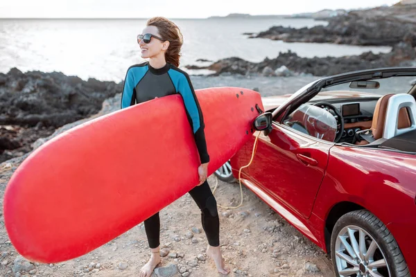 Kvinna med surfbräda vid kusten — Stockfoto