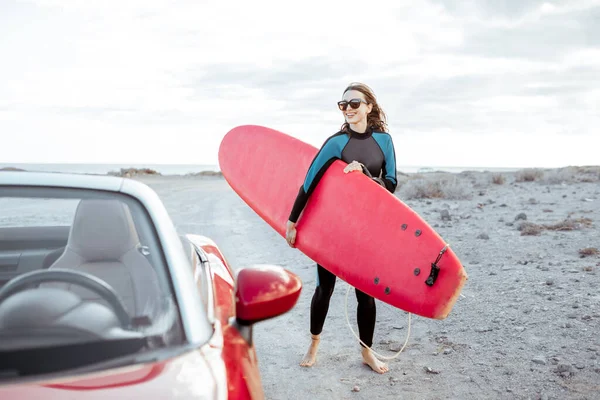 Wanita dengan papan selancar di pantai — Stok Foto