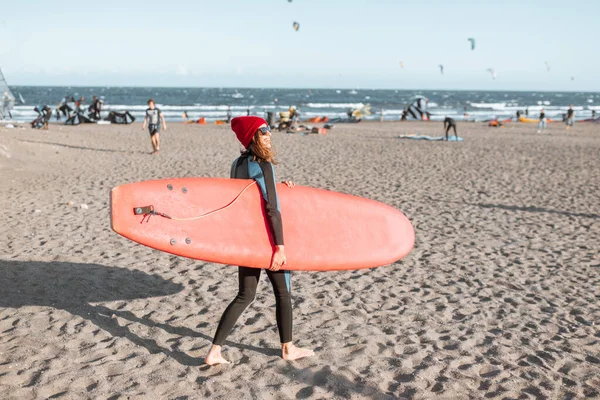 Frau mit Surfbrett am Strand — Stockfoto