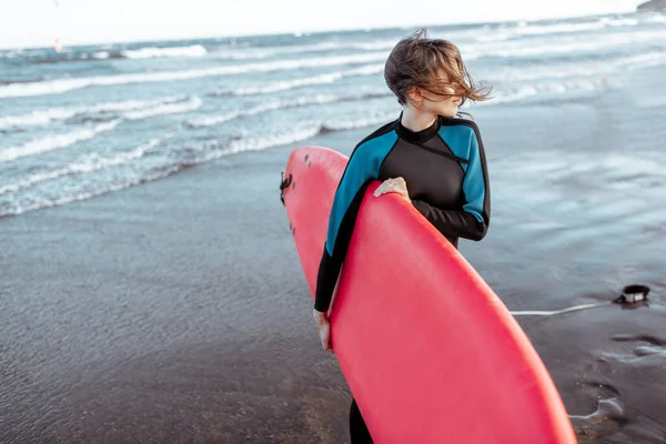 Plajda sörf tahtası olan kadın. — Stok fotoğraf