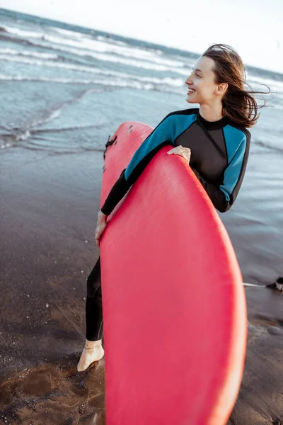 Frau mit Surfbrett am Strand — Stockfoto