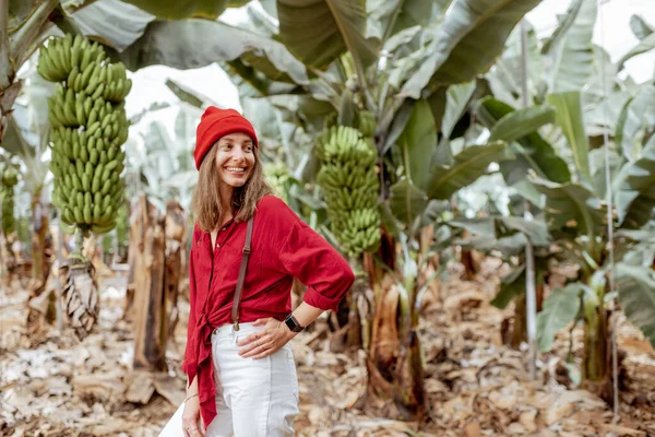 Retrato de una mujer en una plantación de plátanos — Foto de Stock