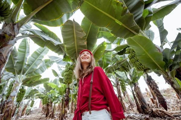 Mujer en la plantación de plátanos con una rica cosecha — Foto de Stock