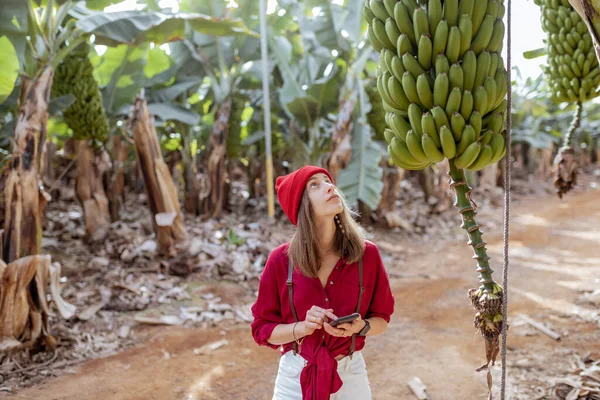 Mujer caminando en la plantación de plátano —  Fotos de Stock