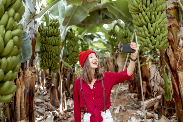 Woman traveling on bananna plantation — 图库照片