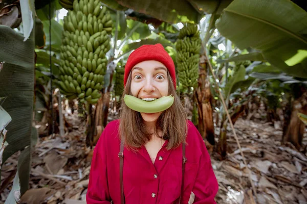 Woman with banana on the plantation — Stock Photo, Image