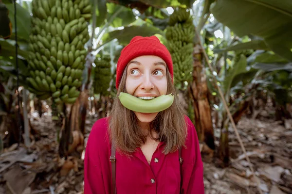 Woman with banana on the plantation — Stock Photo, Image