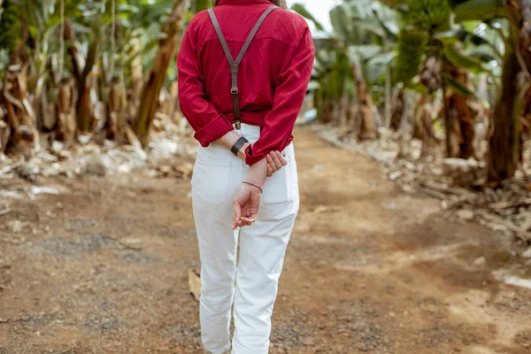 Woman traveling on bananna plantation — Stock Photo, Image