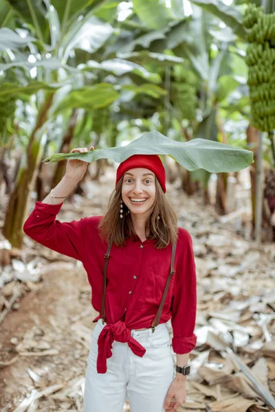 Belle femme avec feuille de banane sur la plantation — Photo