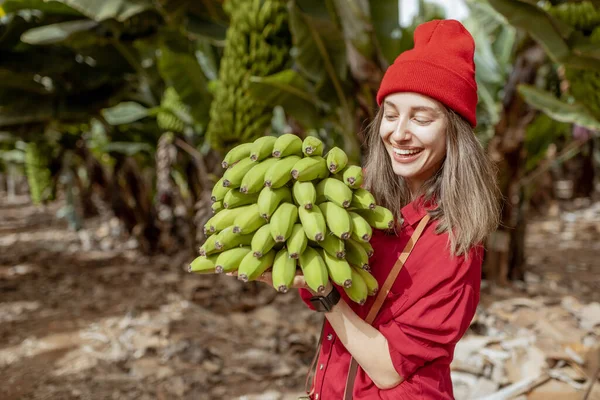 Mujer con tallo de plátano en la pantación —  Fotos de Stock