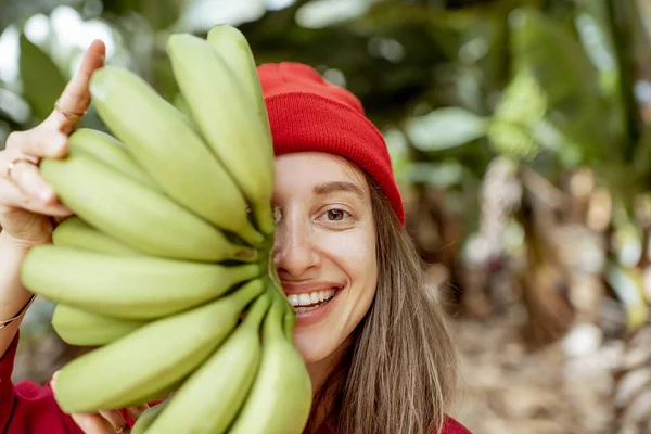 Mujer con tallo de plátano en la pantación — Foto de Stock