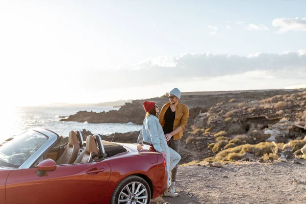 Härligt par på stranden, reser med bil — Stockfoto