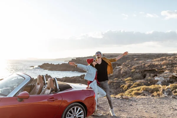 Härligt par på stranden, reser med bil — Stockfoto