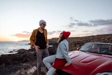 Sahilde güzel bir çift, arabayla seyahat ediyorlar.