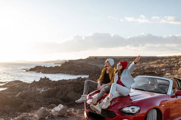 Schönes Paar mit dem Auto in der Nähe des Ozeans unterwegs — Stockfoto