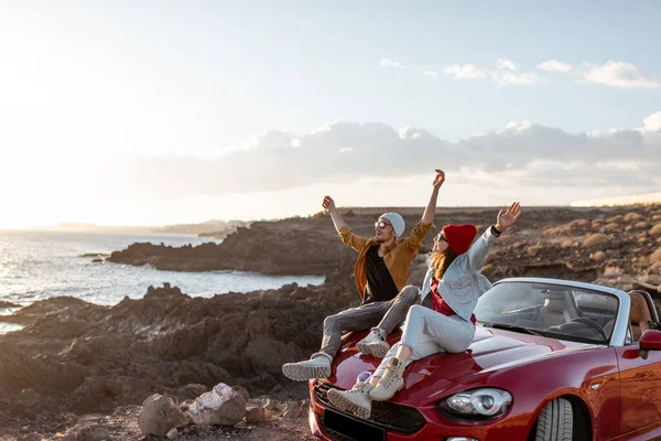 Härligt par reser med bil nära havet — Stockfoto