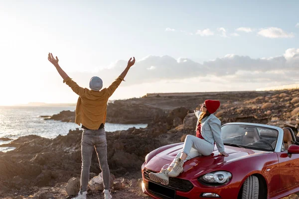 Härligt par reser med bil nära havet — Stockfoto