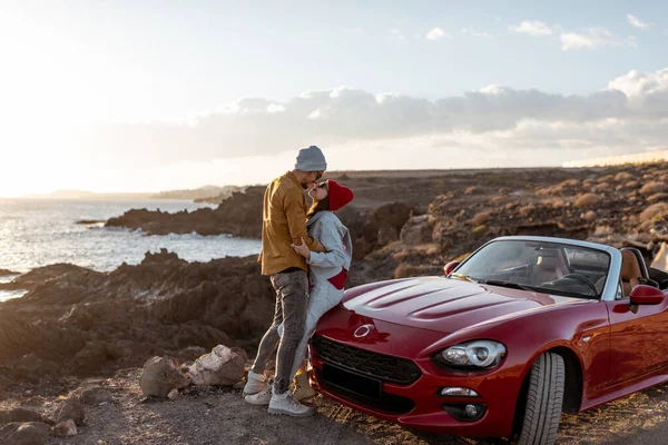 Schönes Paar mit dem Auto in der Nähe des Ozeans unterwegs — Stockfoto
