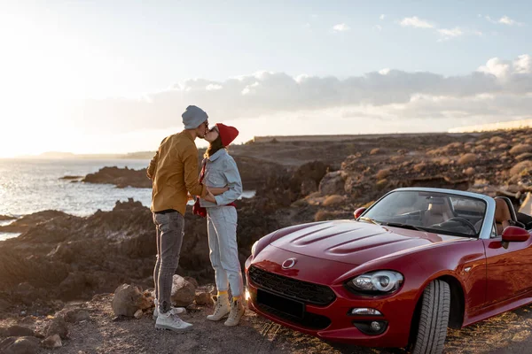Härligt par reser med bil nära havet — Stockfoto