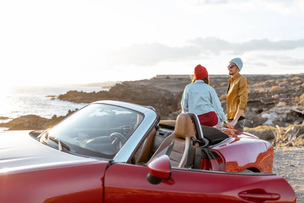 Härligt par reser med bil nära havet — Stockfoto