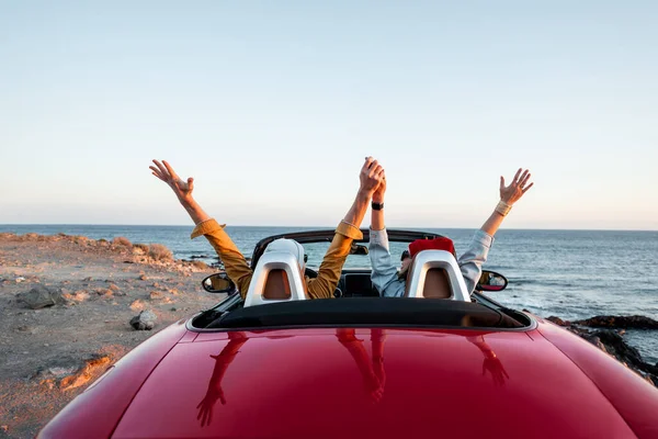 Par kör cabriolet bil nära havet — Stockfoto