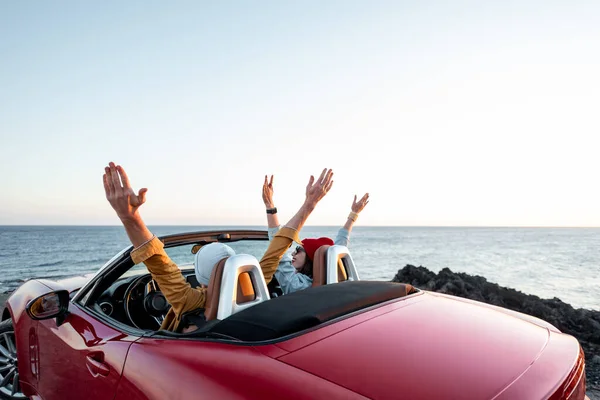 Paar fährt Cabrio in der Nähe des Ozeans — Stockfoto