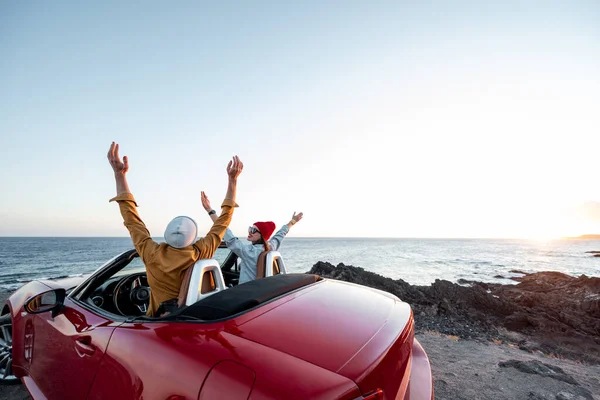 Par kör cabriolet bil nära havet — Stockfoto