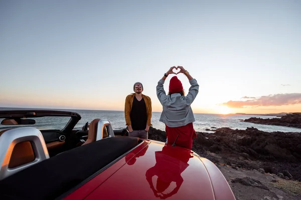 Casal encantador na praia, viajando de carro — Fotografia de Stock