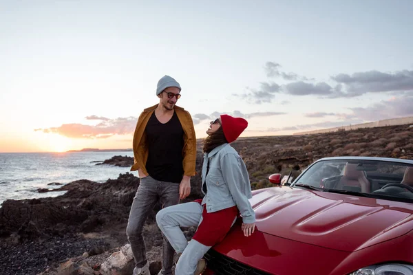 Lovely couple on the beach, traveling by car — Stock Photo, Image