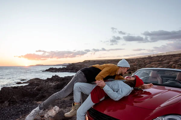 Casal encantador viajando de carro perto do oceano — Fotografia de Stock