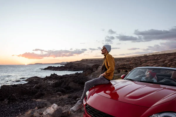 Lifestyle-Porträt eines Mannes am Strand, der mit dem Auto unterwegs ist — Stockfoto