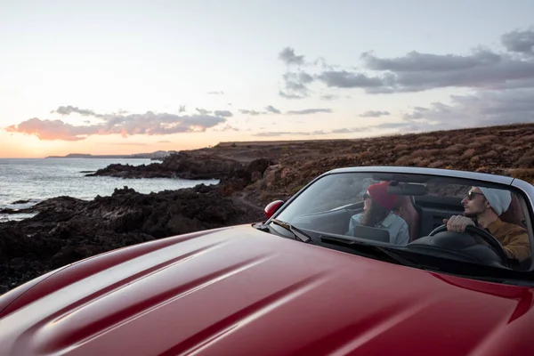 Paar fährt Cabrio in der Nähe des Ozeans — Stockfoto