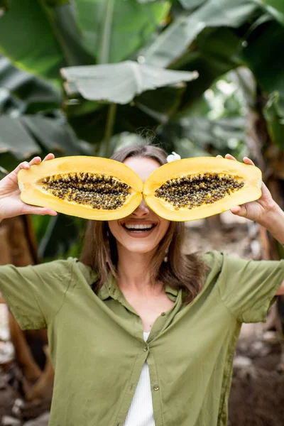 Portrait of a woman with papaya fruit — 图库照片