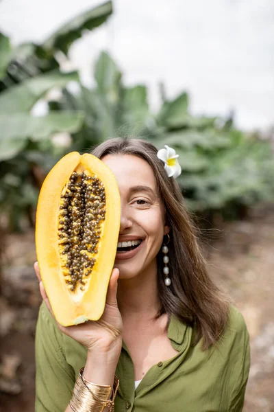 Portrait of a woman with papaya fruit — 图库照片