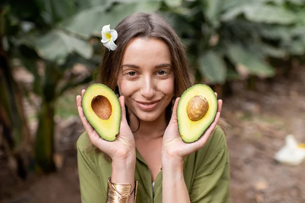 Mujer sana con aguacate —  Fotos de Stock