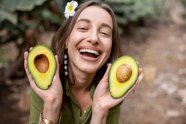 Healthy woman with avocado — ストック写真