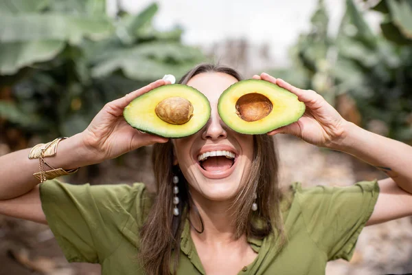 Healthy woman with avocado — 图库照片