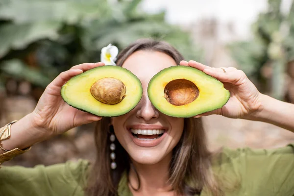 Healthy woman with avocado — 图库照片