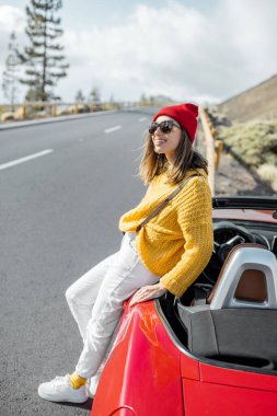 Dağ yolunda arabasıyla ezilen bir kadın.