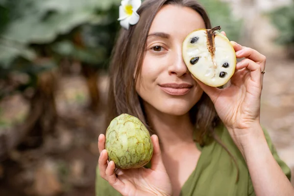 Portrait of a woman with papaya fruit — Stok fotoğraf