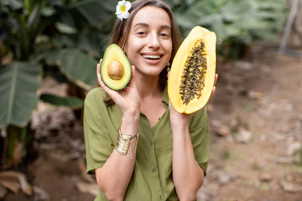 Portrait of a woman with papaya and avocado — 图库照片