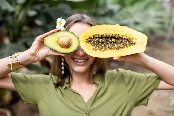 Portrait of a woman with papaya and avocado — 图库照片