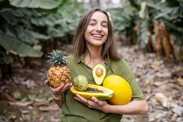 Woman with exotic food outdoors — 图库照片