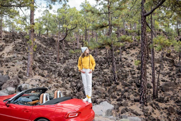 Woman traveling by car in the mountain forest — Stock Photo, Image