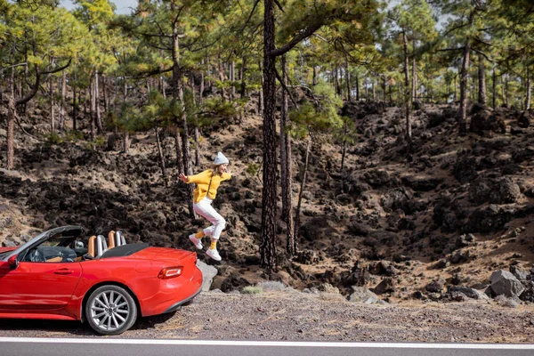Frau mit Auto im Bergwald unterwegs — Stockfoto