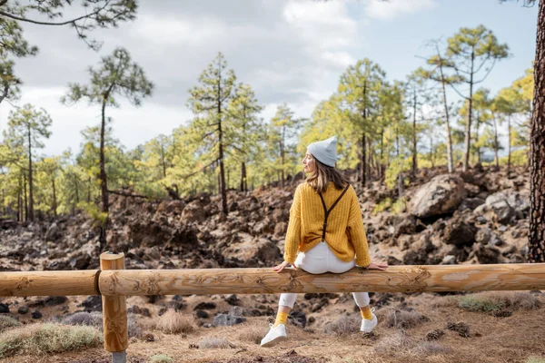 Mujer con estilo que viaja en el bosque — Foto de Stock