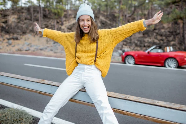 Happy woman on the roadside while traveling — Stock Photo, Image