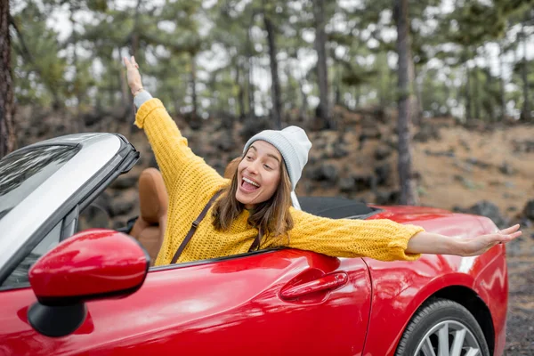 Mulher elegante viajando de carro na natureza — Fotografia de Stock