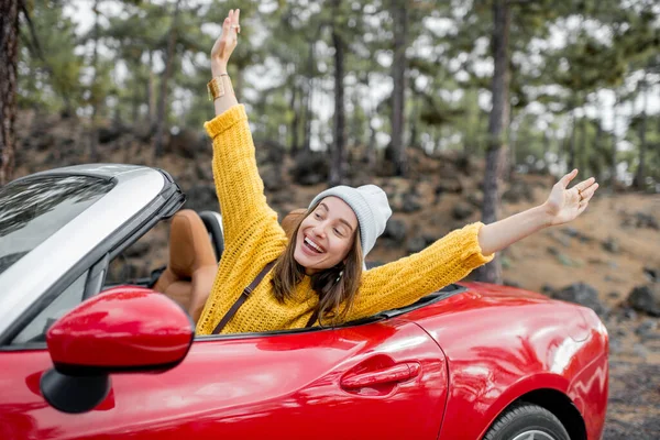 Mulher elegante viajando de carro na natureza — Fotografia de Stock