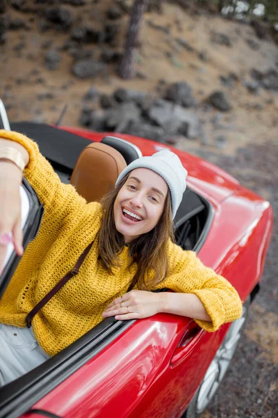 Mujer con estilo viajando en coche en la naturaleza — Foto de Stock